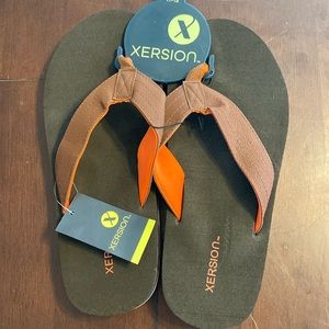 NWT Xersion men’s flip flop sandals